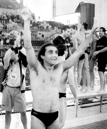 Apodado el Maradona del agua, delfín goleador o el mago de las piscinas, pero su leyenda va más allá de los meros calificativos. Manel Estiarte Duocastella fue profesional durante 25 años y disputó seis Juegos Olímpicos (Moscú, Los Ángeles, Seúl, Barcelona, Atlanta y Sydney). 580 partidos como internacional y 1.561 goles. En Atlanta'96 alcanzó la gloria al colgarse la medalla de oro junto a Jordi Sans, el malogrado Rollán... y su incombustible entrenador, Joan Jané. A nivel individual, tampoco hay que olvidar que fue el abanderado español en Atlanta. Premio Príncipe de Asturias de los Deportes en 2001. A nivel de clubes sus éxitos son abrumadores: dos copas de Europa, tres Recopas, ocho Ligas, diez Copas, siete veces nombrado mejor jugador de waterpolo del mundo... muchos de tales éxitos logrados en Italia, donde emigró en 1984 para fichar por el Pescara, una ciudad donde le veneran. Manel Estiarte es, en definitiva, el mejor compendio de historia viva del waterpolo. PABLO BARGUEÑO