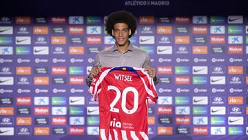 Axel Witsel ha sido presentado como nuevo jugador del Atlético de Madrid junto con el presidente del club, Enrique Cerezo, y el exfutbolista rojiblanco y leyenda del club, Manolo.