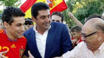 Los Palacios abarrota la plaza del Ayuntamiento para recibir a Jesús Navas