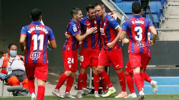 Los jugadores del Eibar celebran el triunfo ante el Espanyol.