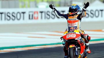 GRAFCVA9793. CHESTE (VALENCIA), 16/11/2019.- El piloto español de MotoGP, Jorge Lorenzo, saluda al público al finalizar la sesión la calificación del Gran Premio de la Comunitat Valenciana EFE/Manuel Bruque