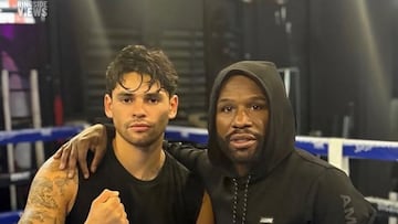 Ryan García y Floyd Mayweather juntos sobre el ring.