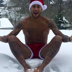 Neymar felicita la Navidad en febrero y desnudo en la nieve