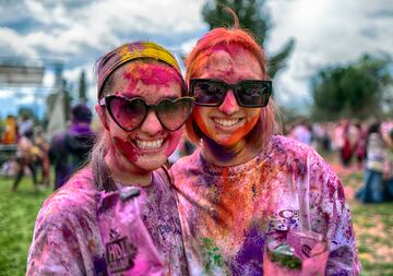 El Holi Festival es uno de los festivales más coloridos que se celebra en el mundo. La fiesta de colores se celebra durante dos días entre finales de febrero y principios de marzo. Los festejos comienzan con la última luna llena del mes lunar hindú (Phalguna). Este festivo acontecimiento se despliega en todo el país, donde una explosión de colores se eleva sobre una multitud que baila y se llena de alegría.