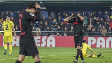 Los jugadores del Atlético se lamentan tras una ocasión fallada.