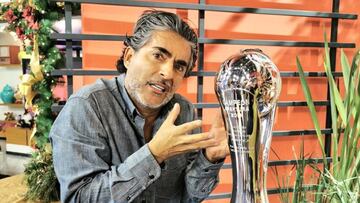 Raúl Araiza con el trofeo de la Liga MX