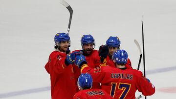 Los jugadores de España celebran un gol durante el partido entre España y Australia, correspondiente al Campeonato del Mundo de Hockey Hielo, División II, Grupo A, este lunes en el Palacio del Hielo de Hortaleza, en Madrid.