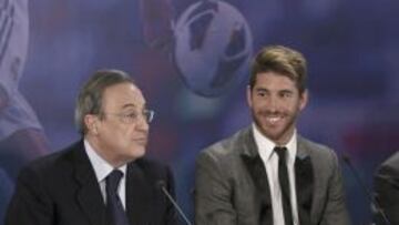 El presidente del Real Madrid, Florentino Pérez (i) y el defensa del equipo blanco Sergio Ramos, durante la presentación hoy en el estadio Santiago Bernabéu del libro "Sergio Ramos, Corazón, Carácter y Pasión".