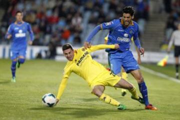 El centrocampista del Villarreal Moi Gómez (i) pelea un balón con el centrocampista del Getafe Ángel Lafita.