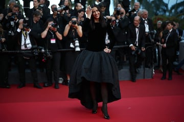 Irina Shayk posa en la alfombra roja durante el desfile inaugural del primer día de la 78ª edición del festival de cine de Cannes.