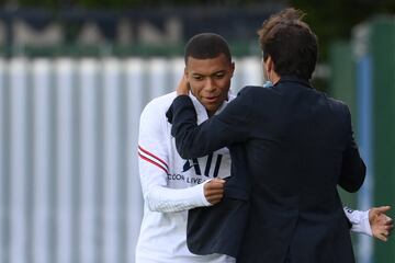 Conversación entre Leonardo, dirigente deportivo del París Saint-Germain y Kylian Mbappé antes del entrenamiento del club francés. 