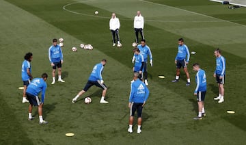 Zinedine Zidane observa, al fondo, el ejercicio de sus jugadores.