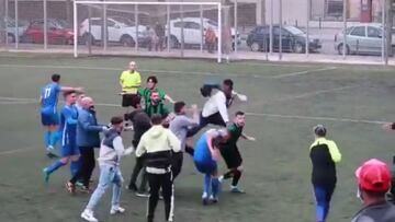 La batalla campal que avergüenza al fútbol: hay una patada en la cabeza que hiela el alma