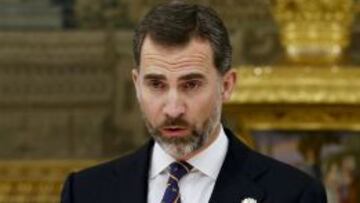 El Príncipe de Asturias, Felipe de Borbón, pronuncia unas palabras durante el brindis previo a la cena ofrecida en el Palacio Real en honor a los miembros de la Comisión de Evaluación del Comité Olímpico Internacional.