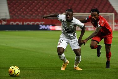 Sobrado de talento. El Rennes no se lo pensó cuando al borde del cierre de mercado pagó 26 M€ al Anderlecht por los servicios del extremo belga. A buen seguro no se arrepentirá. Roberto Martínez, conocedor de su talento, no duda en darle oportunidades en la selección de Bélgica. De solo 18 años, tiene un gran futuro por delante. 