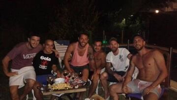 Messi meets up with Newell's Old Boys teammates on holiday