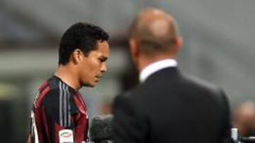 Después del cambio, Bacca se dirigió al camerino y no saludo al técnico Brochi.