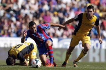 El delantero del Levante, David Barral (c), disputa el balón con el centrocampista del Atlético de Madrid, Koke Resurrección (d), durante el partido de trigésimo sexta jornada de la Liga de Primera División que disputan esta tarde en el estadio Ciutat de Valencia.