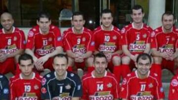 <b>QUIEREN REPETIR. </b>La plantilla de ElPozo posa con la Copa ganada el año pasado en Cuenca.