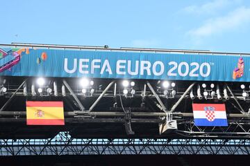 Las banderas de España y Croacia en el Parken Stadium de Copenhague.