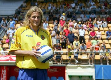 En 2004, fue fichado por el Villarreal CF por un precio de 3,2 millones de euros.