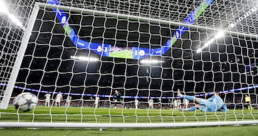 1-2. Haaland lanza desde los once metros y engaña Courtois. El noruego tira al lado izquierdo del portero belga y éste se vence al otro costado.