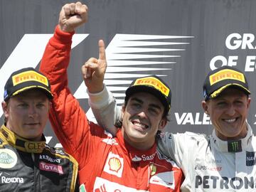 (L to R) Lotus F1 Team&#039;s Finnish driver Kimi Raikkonen, Ferrari&#039;s Spanish driver Fernando Alonso and Mercedes&#039;  German driver Michael Schumacher celebrate on the podium at the Valencia Street Circuit on June 24, 2012 in Valencia after the European Formula One Grand Prix.   AFP PHOTO / RAFA RIVAS
 PUBLICADA 25/06/12 NA MA02 1COL