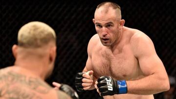 Alexey Oleynik en su combate frente a Mark Hunt.