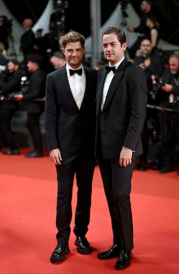 Lukas Dhont y su hermano Michiel Dhont en la alfombra roja de 'Sentimental Value'.