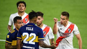 Sebastian Villa (2-L) of Boca Juniors argues with Rafael Santos Borre (R) of River Plate during their Copa Diego Maradona 2020 football match against Boca Juniors at La Bombonera stadium in Buenos Aires, on January 2, 2021. (Photo by Marcelo Endelli / POOL / AFP)