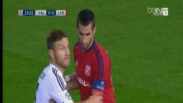 Gol mal anulado a Mustafi por falta en un saque de esquina