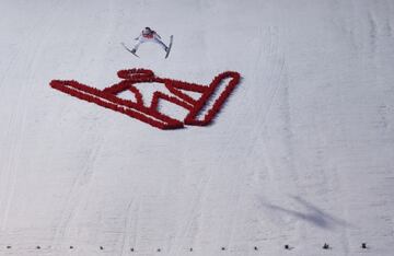 La Copa del Mundo de saltos de esquí continúa su periplo y del 22 al 25 de febrero aterrizó en Oberstdorf, en
Baviera (Alemania). En la imagen, el esloveno Timi Zajc vuela sobre una decoración artificial con la forma de un
esquiador, colocada sobre la nieve, durante la segunda ronda de saltos en categoría masculina.