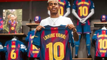 El futbolista Lamine Yamal posa con una camiseta tras firmar su contrato con el FC Barcelona, a 16 de julio de 2025, en Barcelona, Cataluña (España). El delantero renueva con el FC Barcelona hasta 2031, convirtiéndose en uno de los jugadores mejor pagados del club. El acuerdo, que entró en vigor el 13 de julio cuando cumplió 18 años, asegura su continuidad en el equipo hasta esa fecha. El salario base será de 15 millones de euros anuales, con la posibilidad de aumentar a 20 millones si cumple objetivos de rendimiento y títulos.
16 JULIO 2025;RENOVACIÓN;LAMINE;YAMAL;DELANTERO;BARÇA;CATALUNYA;JUGADOR;FUTBOLISTA;CONTRATO;NÚMERO 10;CAMISETA;FCB;
Lorena Sopêna / Europa Press
16/07/2025