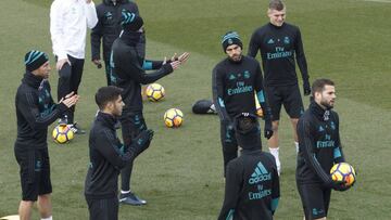 Los jugadores del Real Madrid, durante el entrenamiento de este martes.