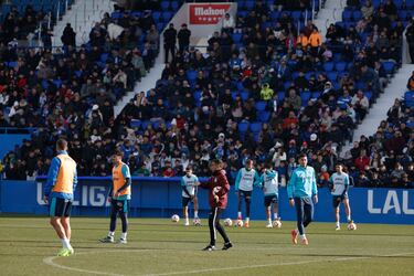 El Legan¨¦s regala un entreno festivo a casi 4.000 pepineros