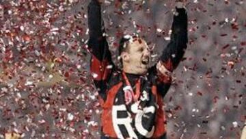 <B>TRIUNFAL</B>. El portero Rogerio levanta el trofeo de campeón.