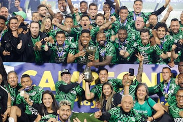 AMDEP1949. IBAGUÉ (COLOMBIA), 26/06/2022.- Jugadores de Atlético Nacional celebran con el trofeo de campeón de la Primera División de fútbol colombiano tras vencer a Deportes Tolima hoy, en el estadio Manuel Murillo Toro en Ibagué (Colombia). EFE/Mauricio Dueñas Castañeda
