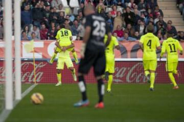 Jordi Alba celebrando con su compañeros después de marcar el gol 1-2