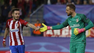 El centrocampista del Atlético de Madrid, Saúl Ñíguez, felicita a su compañero, el guardameta esloveno Jan Oblak.