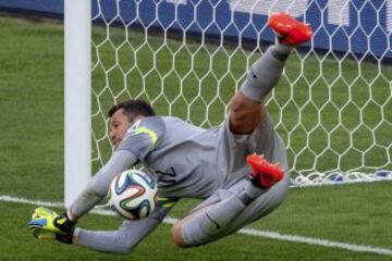 Julio César tapando el penal de Mauricio Pinilla. Además del delantero, fallaron en Chile Alexis Sánchez y Gonzalo Jara, este último erró el penal decisivo con el cual 'La Roja' quedó eliminada del Mundial.