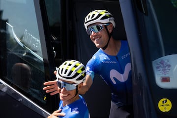 Los ciclistas españoles Enric Mas y Oier Lazkano bromeando mientras se bajan del autobús de su equipo, Movistar Team.