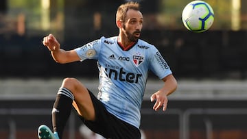 Juanfran controla un bal&oacute;n en el partido del Sao Paulo ante el Ceara. 