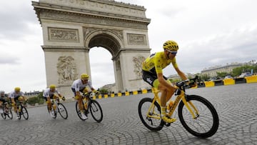 Chris Froome, al frente del Sky, en los Campos El&iacute;seos.