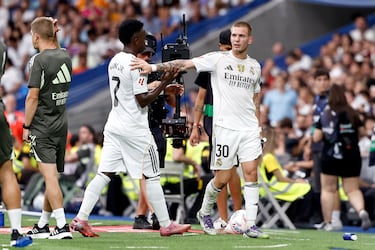 Molesto por el cambio, Vinicius encaró a Xabi Alonso durante la pausa de hidratación y se fue al banquillo de mala gana.