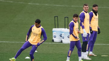 MADRID, 02/01/2024.- El defensa del Real Madrid Lucas Vázquez (i) controla el balón ante Fran García (3d) mientras participa en un entrenamiento del equipo este martes en Valdebebas en la víspera del partido de LaLiga contra el Mallorca. EFE/ Zipi
