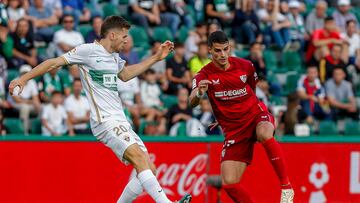 ELCHE (ALICANTE), 24/05/2023.- El delantero del Sevilla Erik Lamela (d) controla el balón ante Gerard Gumbau (i), del Elche, durante el encuentro de LaLiga Santander entre Elche y Sevilla, en el estadio Martínez Valero de Elche. EFE/Manuel Lorenzo