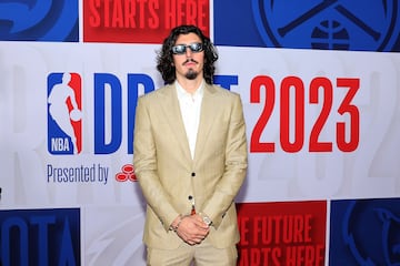 El mexicano Jaime Jáquez Jr. llegó con este traje a la ceremonia del draft. Las gafas se las quitó dentro del Barclays Center.