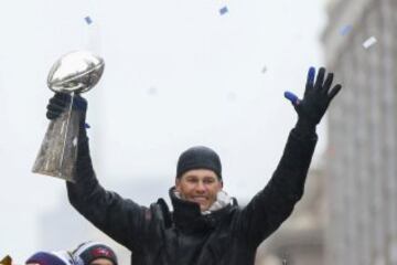 Tom Brady con du quinto Vince Lombardi.