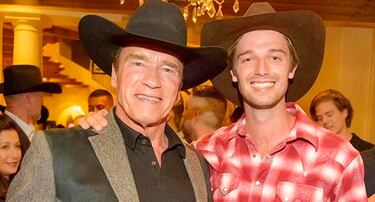 Es posible que muchos afirmen, con razón, que el físico es más parecido el de su otro hijo, Joseph Baena. La musculatura es tan voluminosa como la que solía lucir Arnold en sus mejores tiempos, pero la cara de Patrick es una copia de la de su padre. La caída de ojos, la sonrisa e incluso el pelo evidencian que son padre e hijo. Es modelo, actor y empresario, y además se rumoreó que salió con Miley Cyrus.