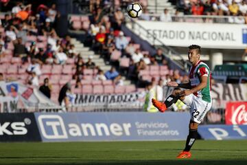 Futbol, Palestino vs Colo Colo
Tercera fecha, campeonato nacional 2018
El jugador de Palestino Roberto Gutierrez marca su gol contra Colo Colo durante el partido de primera division disputado en el estadio Nacional de Santiago, Chile.
17/02/2018
Andres Pina/Photosport